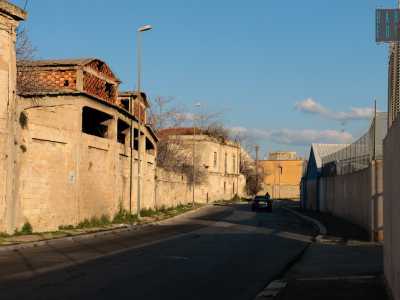 La decadenza � resa evidente dalla presenza del gigantesco ex oleificio Gaslini, i cui fatiscenti muri perimetrali si affacciano proprio su questa viuzza
